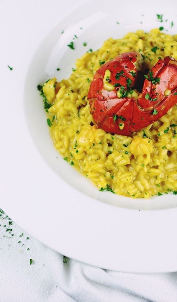 Рис с креветкой на столе с лимоном