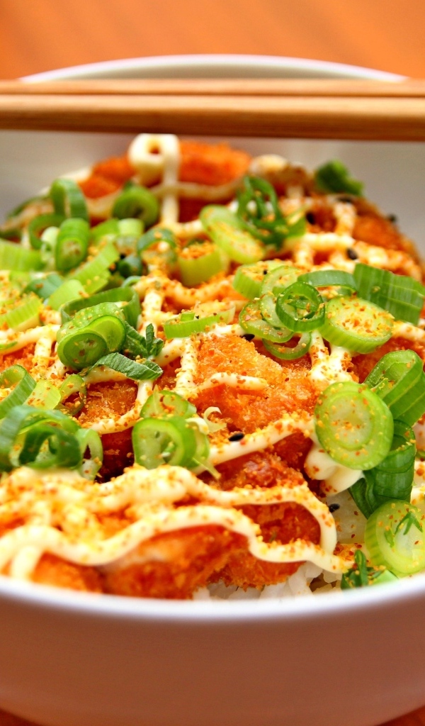 Рис с овощами в тарелке с палочками