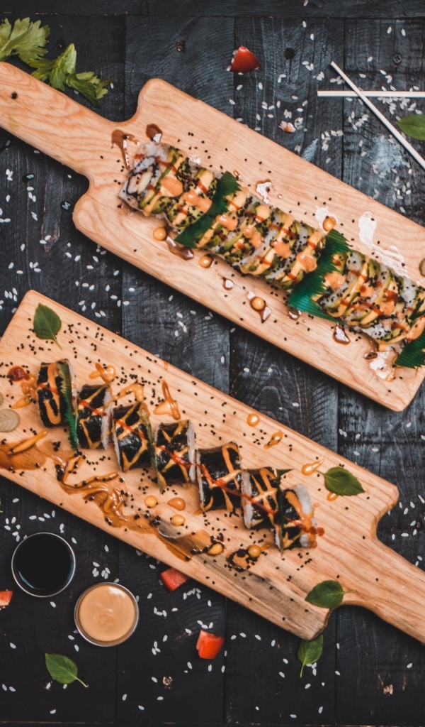 Роллы на деревянной доске на столе