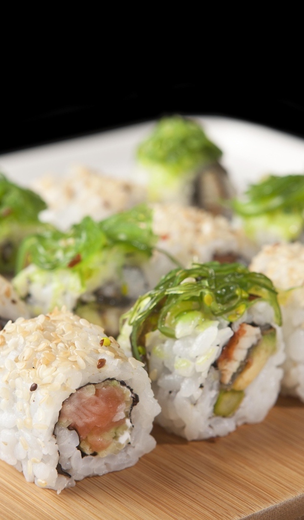 Роллы с рыбой на деревянной доске