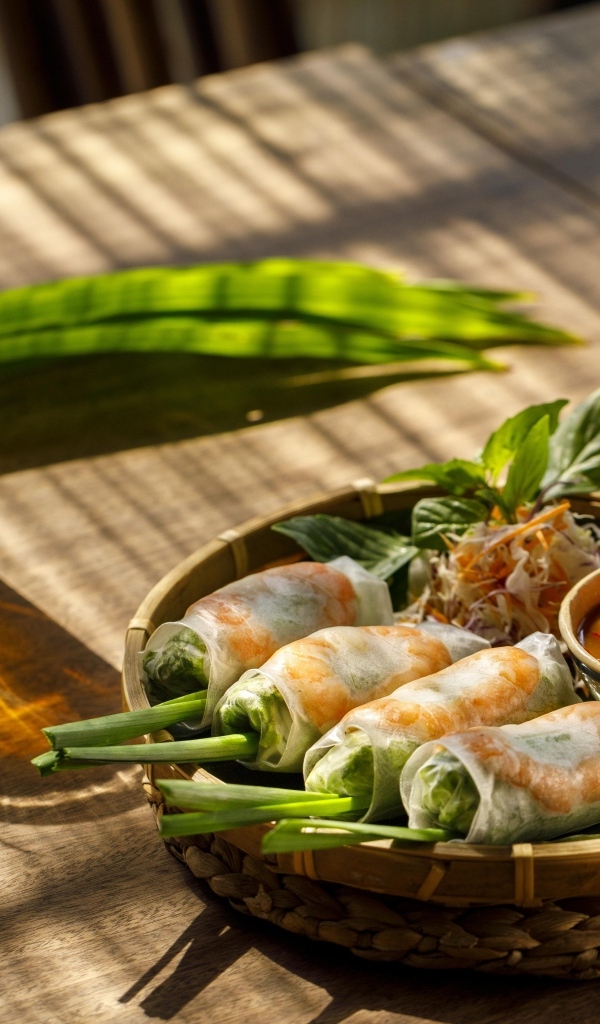 Роллы с зеленью на столе с чаем