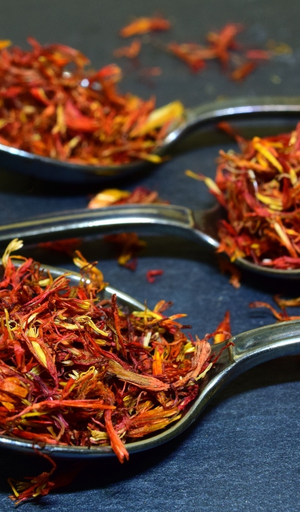 Приправа шафран на ложке