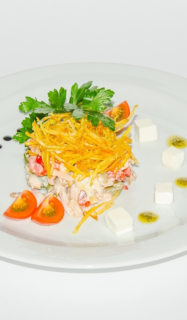 Салат на большой белой тарелке