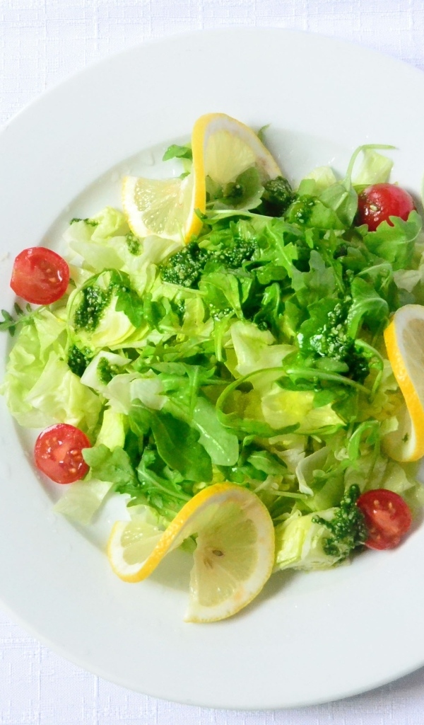 Салат с рукколой, помидорами и лимоном