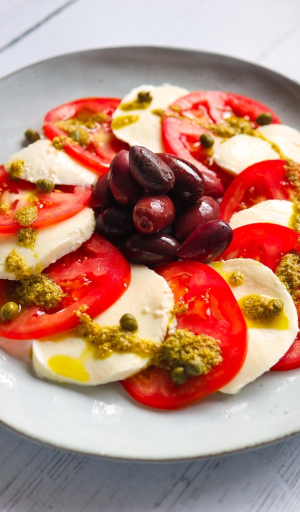 Салат с сыром моцарелла, помидорами и маслинами