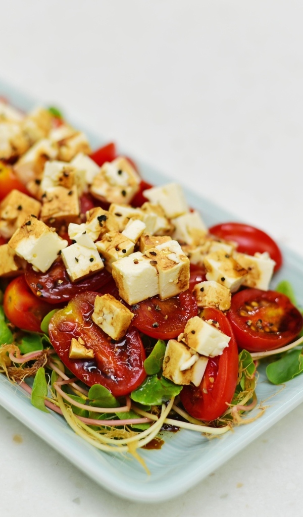 Салат с помидорами и жареным сыром