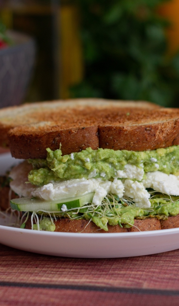 Бутерброд с соусом песто и сыром