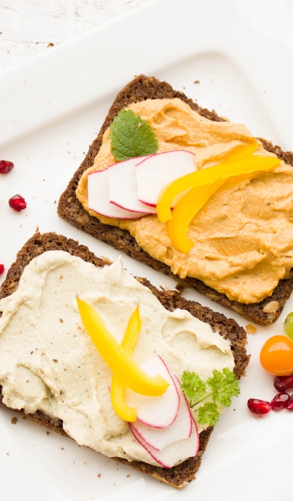 Бутерброды с паштетом на тарелке