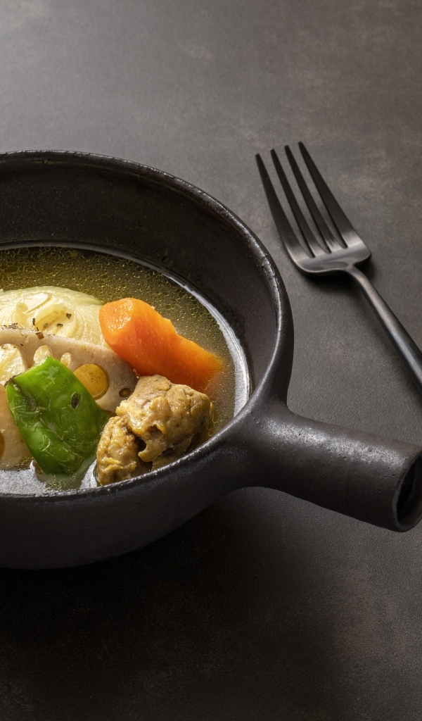 Суп саппоро с овощами на столе