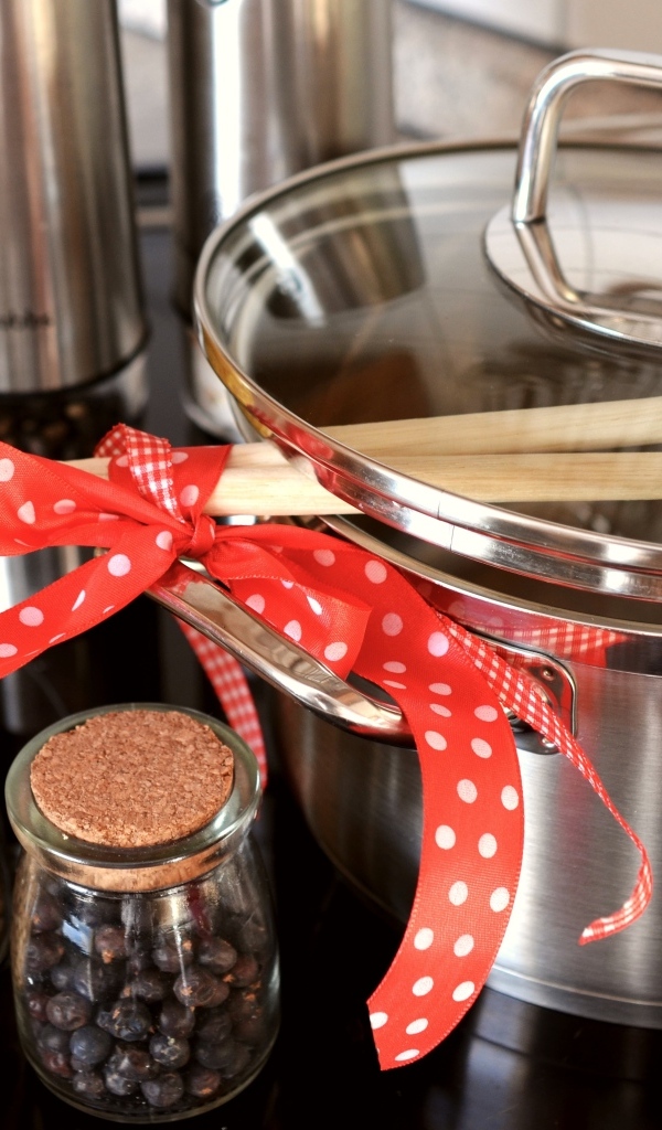 Кастрюля на столе с ложками, специями и лапшой