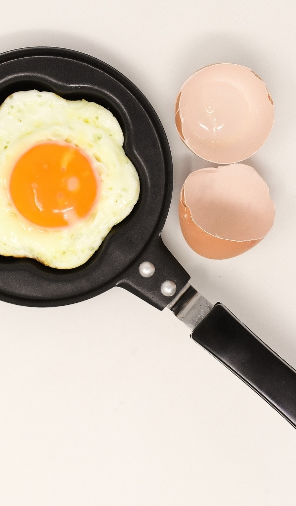 Яичница в маленькой сковороде на столе