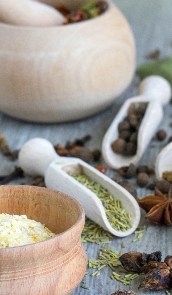 Семена и специи на столе