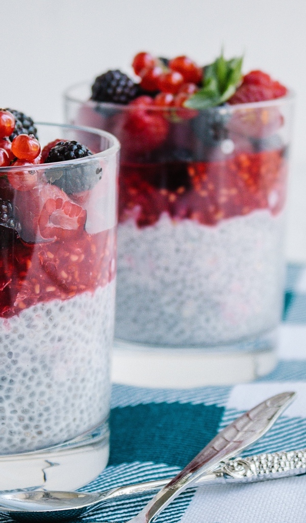 Коктейли с семенами чиа и ягодами