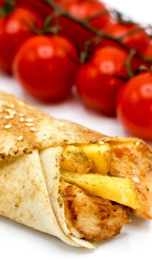 Шаурма с помидорами на столе