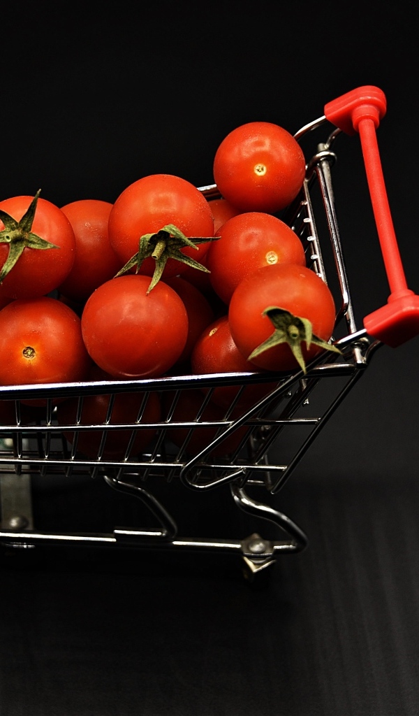 Маленькая тележка с красными помидорами
