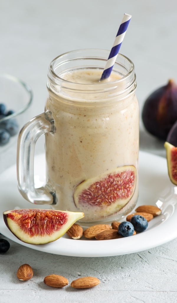 Смузи на столе и инжиром и ягодами черники