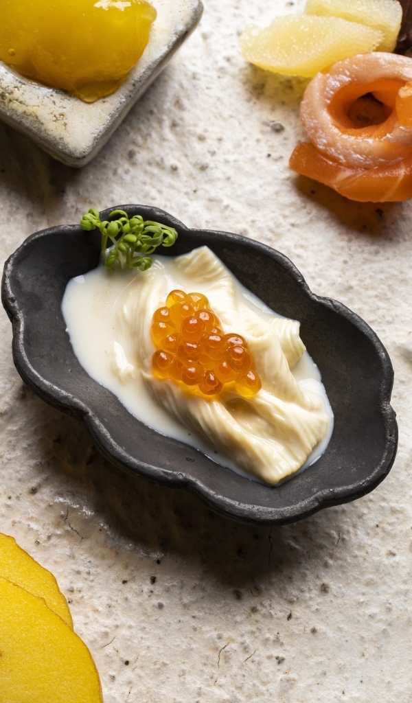 Закуски на столе с соусом