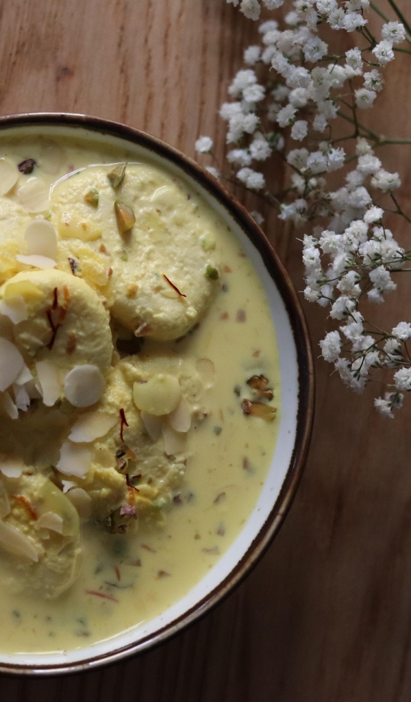 Суп с сыром в миске на столе с цветами