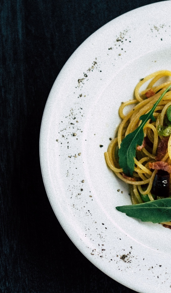 Спагетти с курицей в большой белой тарелке