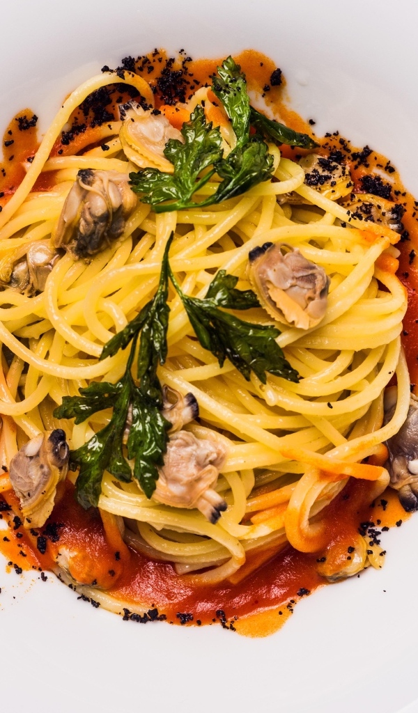 Спагетти с мясом в белой тарелке