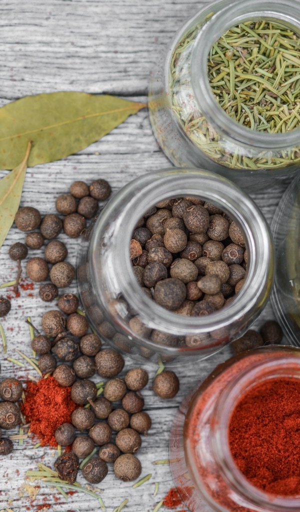 Специи в банках на сером столе
