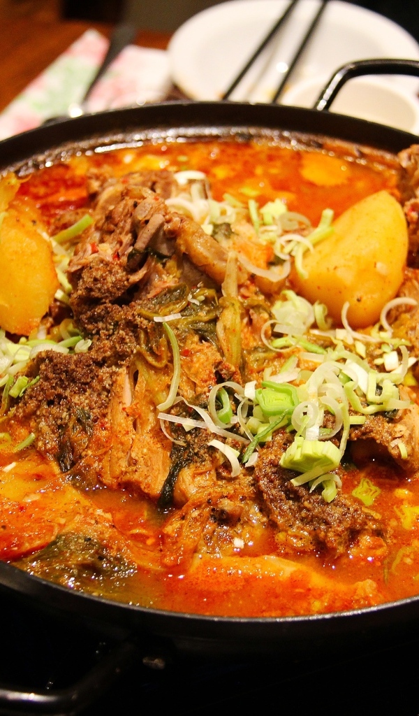 Острый красный суп с мясом