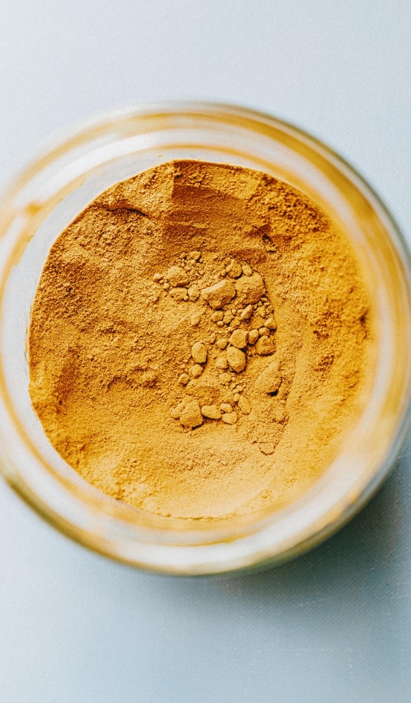 Пряная приправа куркума на сером фоне