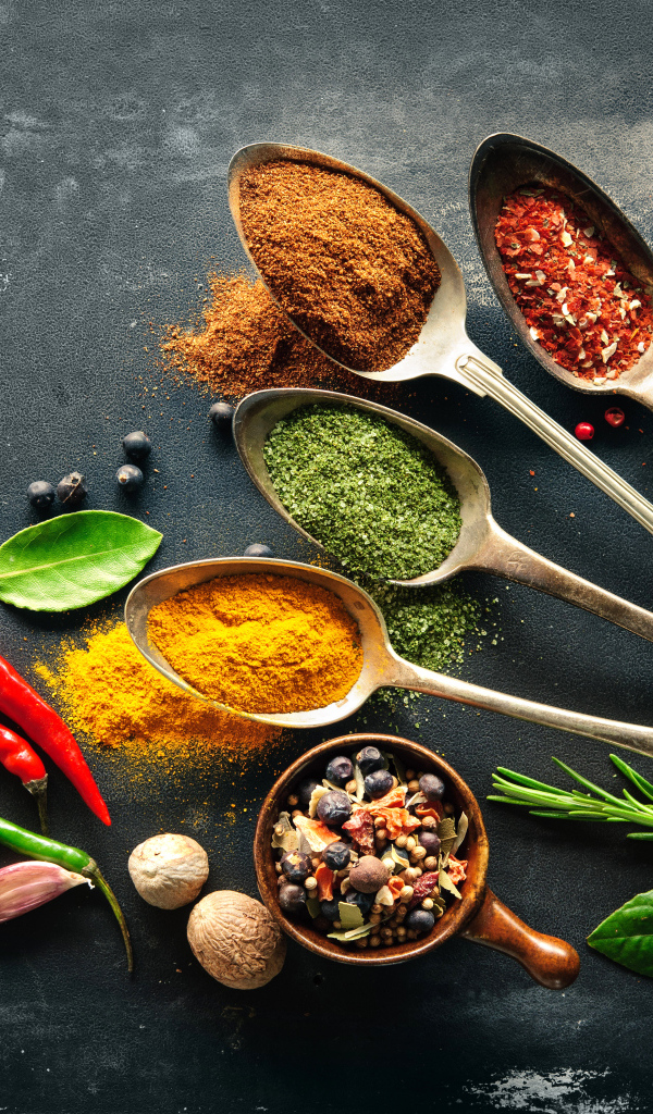 Ложки с ароматными специями на столе