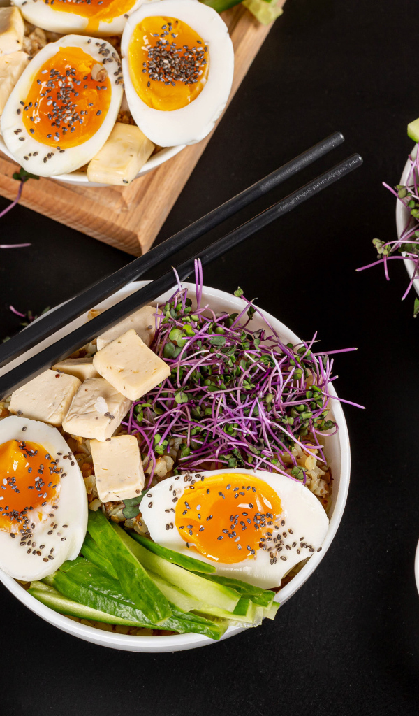 Проросшая пшеница с яйцами на столе