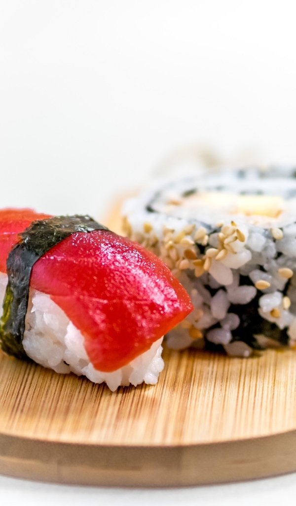 Суши на доске на белом фоне