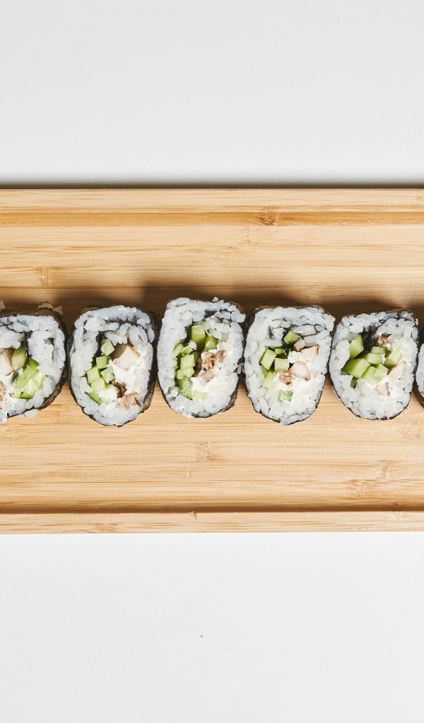 Суши на деревянной доске с  красной икрой