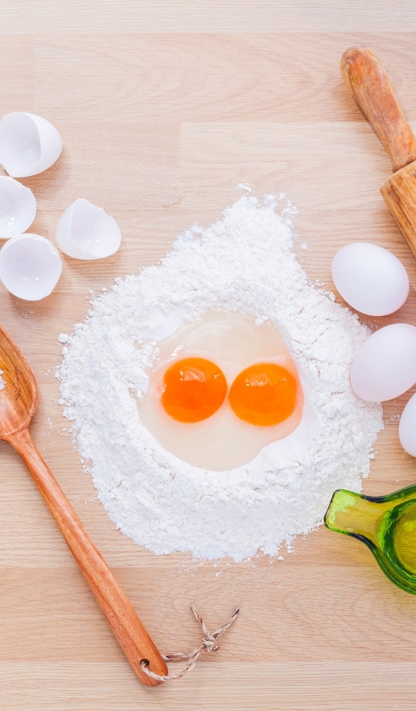 Процесс приготовления теста на столе