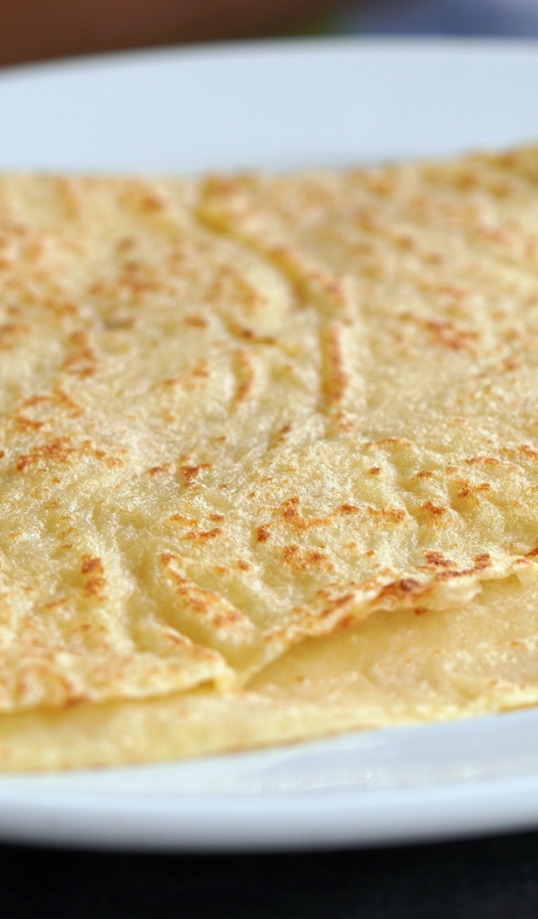 Тонкие свежие блинчики на тарелке