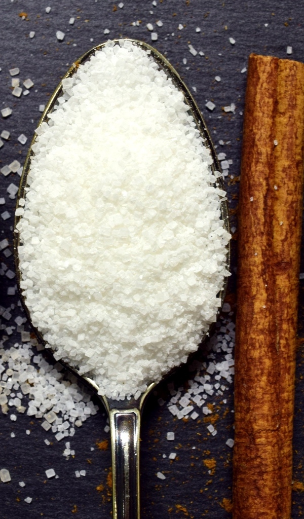 Три ложки со специями на столе 