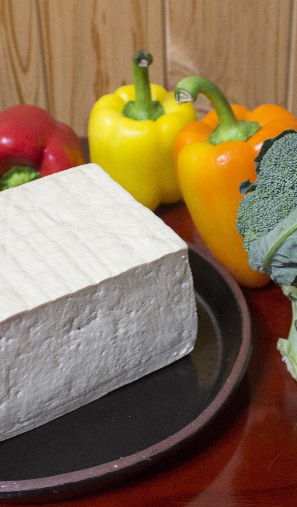 Сыр тофу на столе с брокколи и перцем