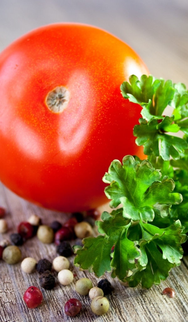 Помидор с петрушкой и перцем горошком
