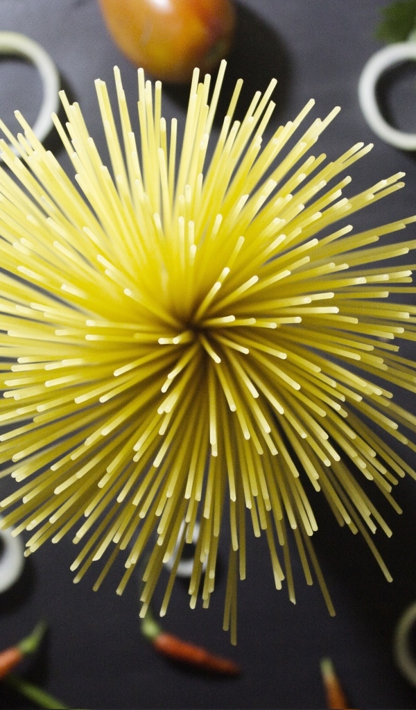 Вид сверху на спагетти и овощи