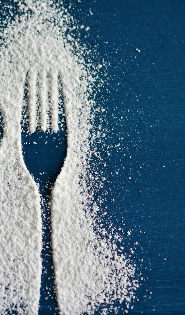 Следы от вилки и ложки сахарной пудрой на столе