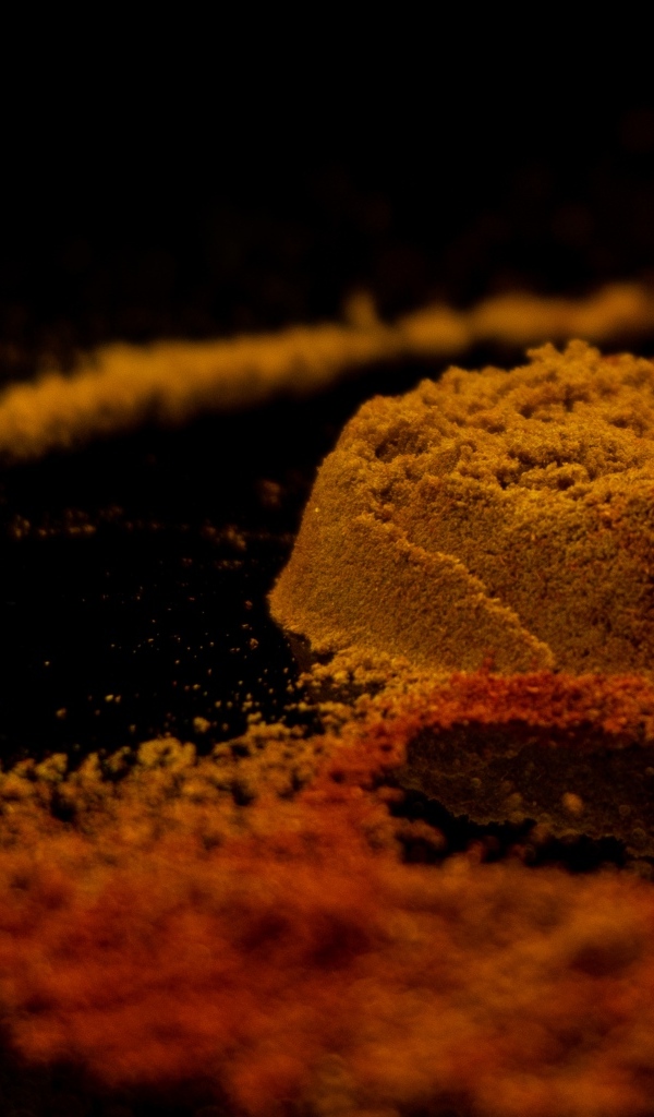 Куркума на черном столе