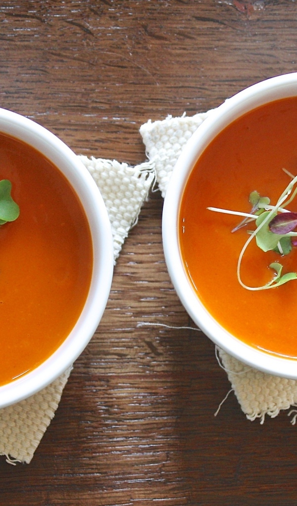 Две тарелки острого супа на столе 