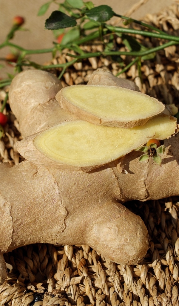 Полезный корень имбиря на столе