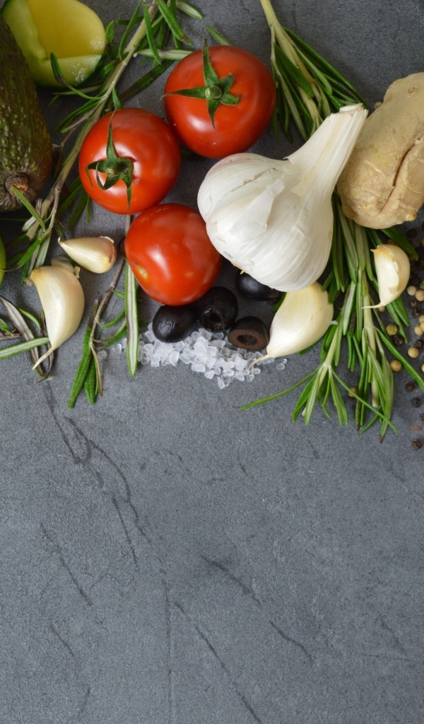 Овощи, зелень и специи на сером столе