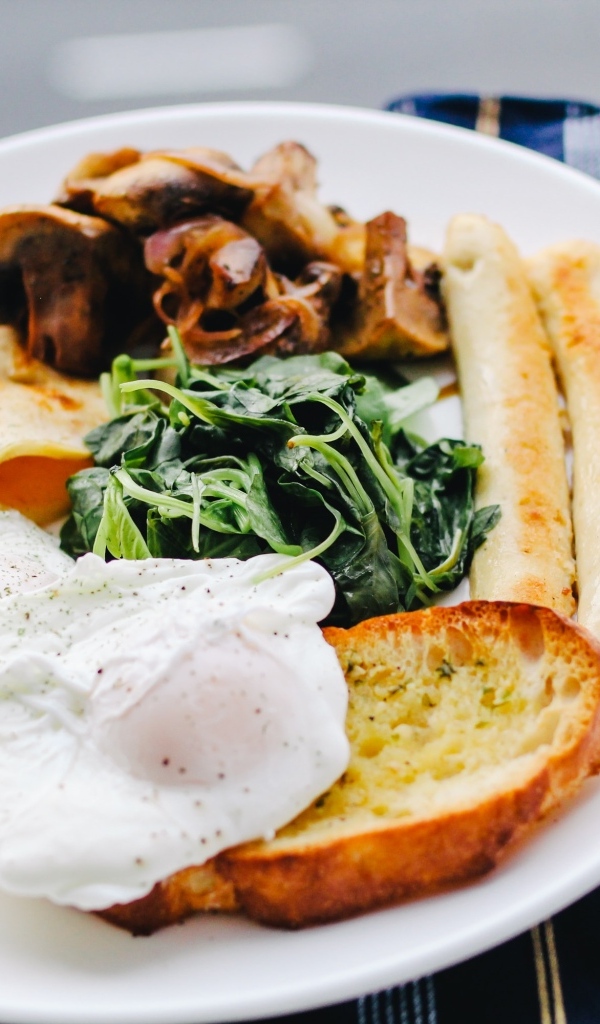 Овощи на тарелке с сосисками