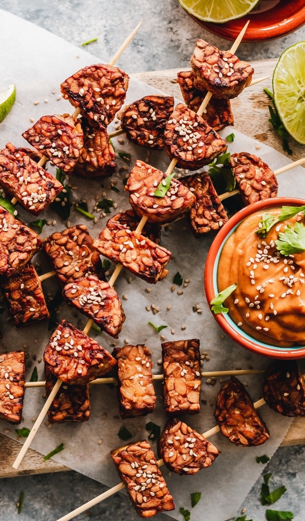 Вегетарианский шашлык на шпажках на столе с соусом