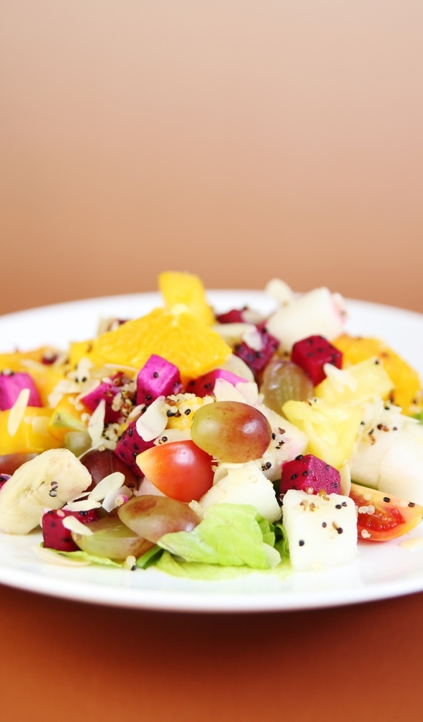 Вегетарианский салат с сыром и виноградом