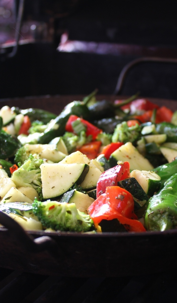 Вегетарианское овощное блюда на сковороде