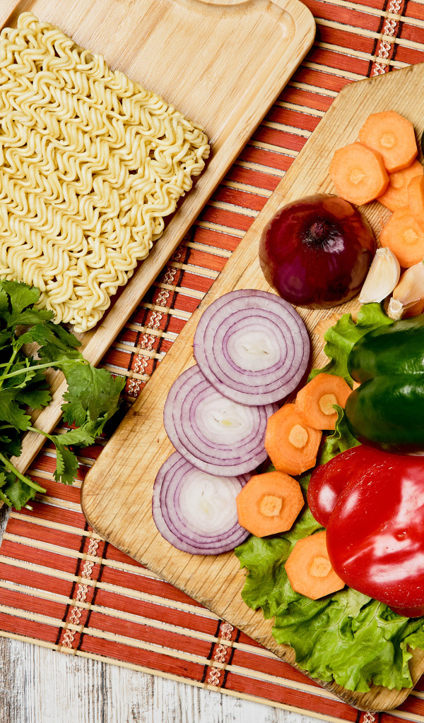 Вермишель с овощами и зеленью на столе