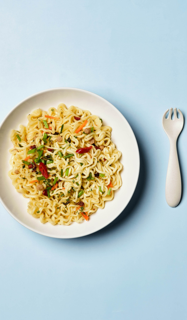 Вермишель с овощами на голубом фоне 