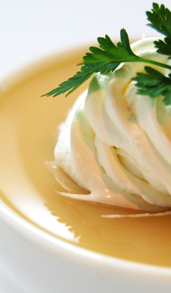 Белый взбитый крем на супе с петрушкой