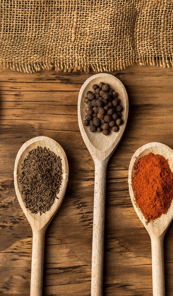 Деревянные ложки со специями на столе
